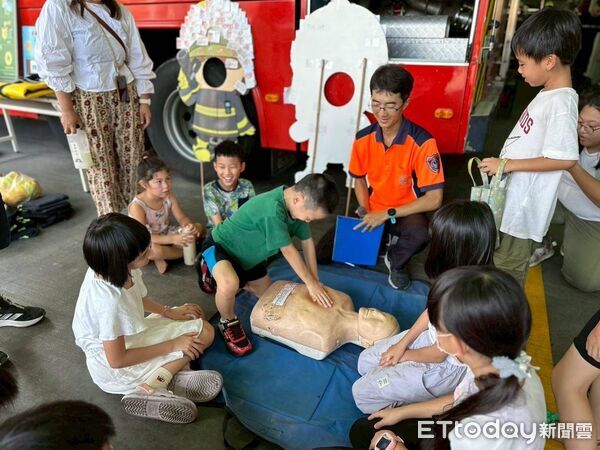 ▲台南市消防局東門分隊舉辦防火宣導育樂營，學童實際操作滅火器學習消防技能。（記者林東良翻攝，下同）