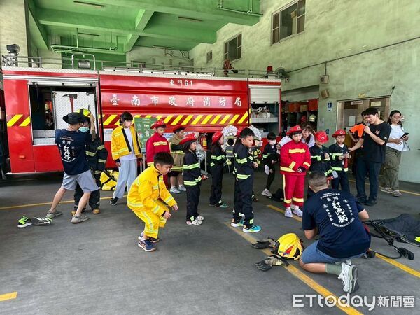 ▲台南市消防局東門分隊舉辦防火宣導育樂營，學童實際操作滅火器學習消防技能。（記者林東良翻攝，下同）