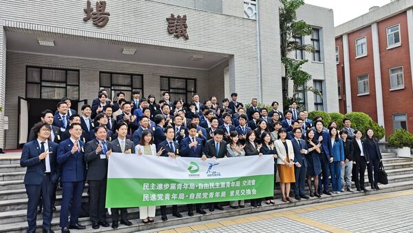 ▲▼民進黨青年局長、立委陳冠廷等人今（19日）在立法院接待日本自民黨青年局長中曾根康隆訪團。（圖／記者陳煥丞攝）