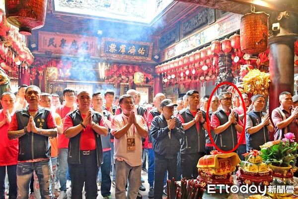 ▲▼太陽盟副盟主麥可哥(紅圈)曾是警員，後因被停職轉踏上兄弟路。（圖／記者蔡佩旻翻攝）