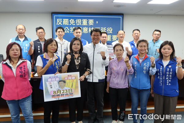 ▲立委謝龍介率國民黨南市議員及青年參選人舉行公投說明會，呼籲台南鄉親支持核三延役。（記者林東良翻攝，下同）