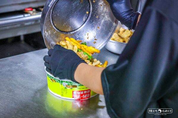 ▲▼全球炸雞排骨飯。（圖／部落客陳小可的吃喝玩樂授權提供