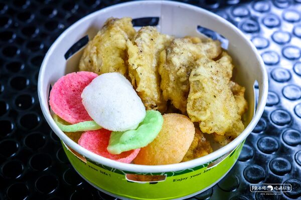 ▲▼全球炸雞排骨飯。（圖／部落客陳小可的吃喝玩樂授權提供