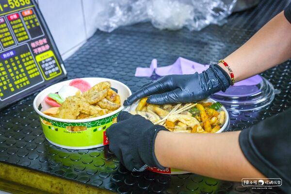 ▲▼全球炸雞排骨飯。（圖／部落客陳小可的吃喝玩樂授權提供