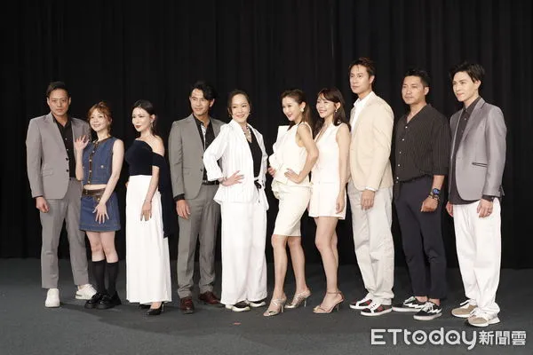 ▲▼三立台劇八點檔《百味人生》首映記者會，劇中演員黃少祺、謝承均、王振復、江宏恩、陳珮騏、王樂妍、江國賓、岳虹、張琴、黃玉榮、德馨、星卉、劉曉憶、馬幼興、林佑星、陳小菁、苗真、林萱瑜、陳謙文韓宜邦、李睿紳、邱子芯、游詩璟、周宜霈(大牙)、賴郁庭、郭亞棠、劉書宏、陳素珍、王岳豐、黃圓元、王上豪、蔡力謙、安伯政出席。（圖／記者湯興漢攝）