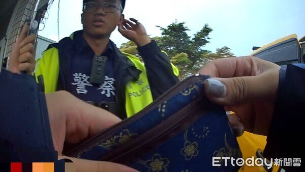 ▲午後雷陣雨中急下車遺失錢包，警方協助尋回。（圖／記者楊晨東翻攝）