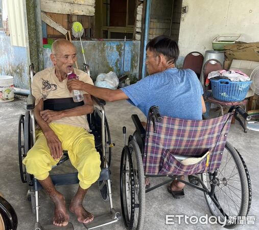 ▲邱先生，本身是漸凍人患者，仍悉心照顧72歲中風且患有中重度失智的父親。（圖／記者楊晨東翻攝）