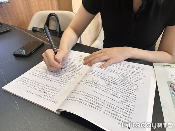 ▲▼ 買房,簽約,簽約示意圖,預售屋,合約照            。（圖／記者陳筱惠攝）