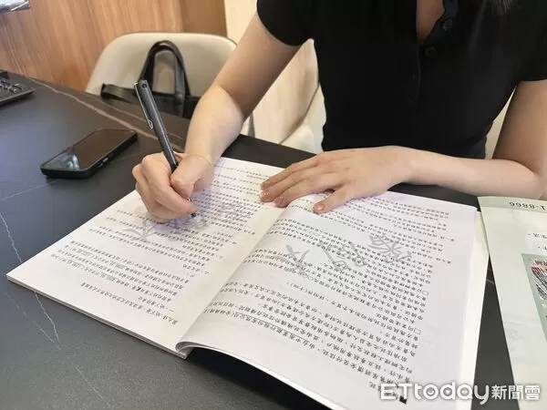 ▲▼ 買房,簽約,簽約示意圖,預售屋,合約照            。（圖／記者陳筱惠攝）