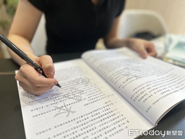 ▲▼ 買房,簽約,簽約示意圖,預售屋,合約照            。（圖／記者陳筱惠攝）