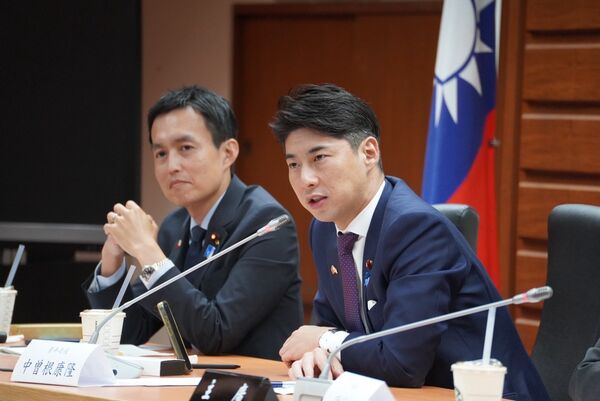 ▲▼民進黨立委陳冠廷今（19日）以民進黨青年局長身分，率領黨內青年局幹部及30餘名成員，與日本自民黨青年局海外研修團進行歷史性的大規模交流會議。（圖／立委陳冠廷國會辦公室提供）