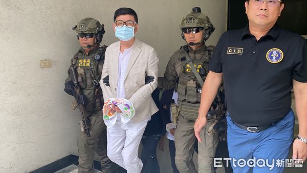 ▲天道盟主鐵霸曾盈富及胞弟太保曾盈助及太陽聯盟副盟主麥克洪瑞宏遭刑事局移送。（圖／記者張君豪翻攝）