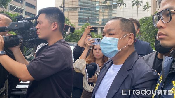 ▲天道盟主鐵霸曾盈富及胞弟太保曾盈助及太陽聯盟副盟主麥克洪瑞宏遭刑事局移送。（圖／記者張君豪翻攝）