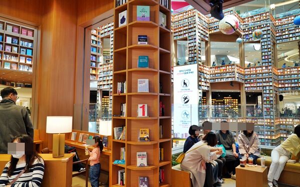 ▲▼Starfield星空圖書館。（圖／部落客mika授權提供）