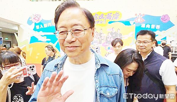 ▲監察院今天公布六都首長財報，桃園市長張善政不含不動產身價已破億，下午出席桃園珍珠海岸國際音樂節記者會，面對媒體詢問並未回應，繼續趕下個行程。（圖／記者沈繼昌攝）