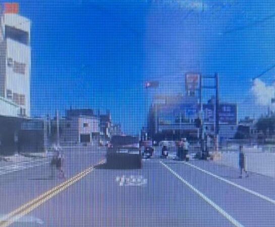 ▲彰化伸港鄉有2孩童違規穿越馬路。（圖／民眾提供）