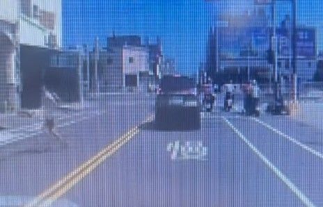 ▲彰化伸港鄉有2孩童違規穿越馬路。（圖／民眾提供）