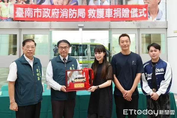 ▲琥珀東福捐贈高規格救護車，市長黃偉哲代表致贈感謝狀。（記者林東良翻攝，下同）