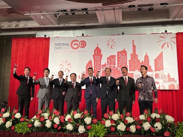 ▲▼外交部常務次長葛葆萱（左四）、立法院長韓國瑜（左三）、台北市長蔣萬安（左二）、行政院政務委員季連成（右三）與新加坡駐台北商務辦事處代表葉偉傑（Yip Wei Kiat，右四）以新加坡「Yum Seng」儀式祝酒。（圖／外交部提供）