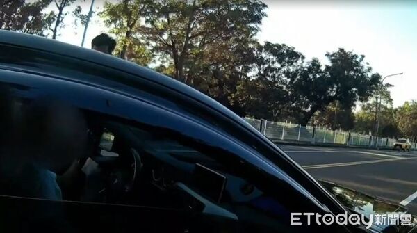 ▲台南市特警清晨巡邏發現黑色BMW為失竊車，立即上前盤查，黃嫌拒檢駕車衝撞警方加速逃逸，員警果斷朝後輪開槍制止未果，循線查獲。（記者林東良翻攝，下同）