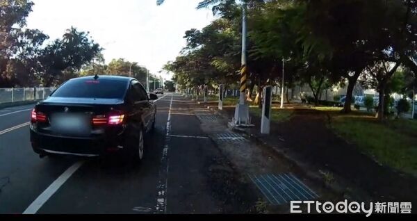 ▲台南市特警清晨巡邏發現黑色BMW為失竊車，立即上前盤查，黃嫌拒檢駕車衝撞警方加速逃逸，員警果斷朝後輪開槍制止未果，循線查獲。（記者林東良翻攝，下同）