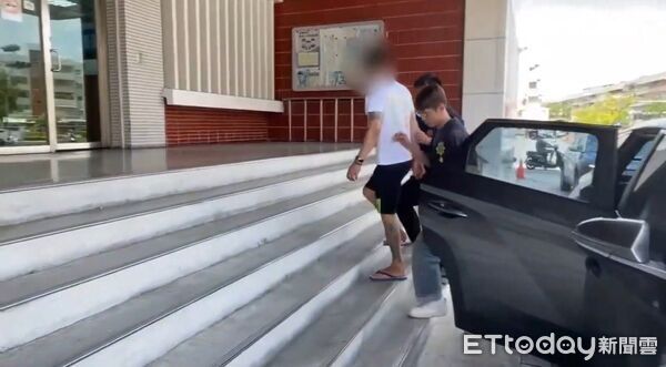 ▲台南市特警清晨巡邏發現黑色BMW為失竊車，立即上前盤查，黃嫌拒檢駕車衝撞警方加速逃逸，員警果斷朝後輪開槍制止未果，循線查獲。（記者林東良翻攝，下同）