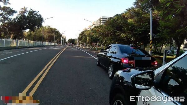 ▲台南市特警清晨巡邏發現黑色BMW為失竊車，立即上前盤查，黃嫌拒檢駕車衝撞警方加速逃逸，員警果斷朝後輪開槍制止未果，循線查獲。（記者林東良翻攝，下同）