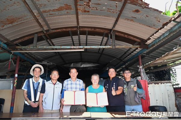 ▲▼  林業署嘉義分署協助嘉義縣布袋鎮居民媒合金質獎廠商修復受災屋 。（圖／林業署嘉義分署提供）