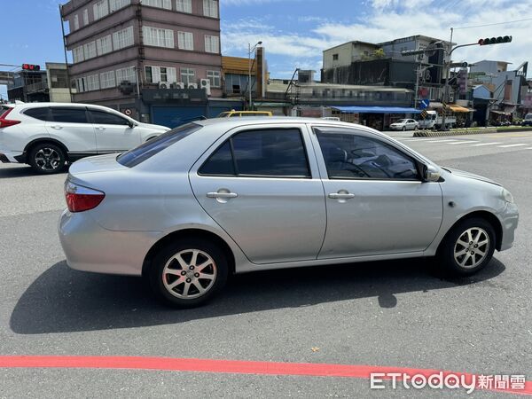 ▲▼機車遭撞後一路滑行，騎士不治身亡。（圖／記者游芳男翻攝）