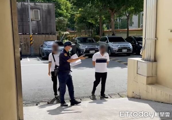 ▲▼26歲林姓騎士命喪忠孝橋，稍早父母前往殯儀館相驗。（圖／記者陳以昇攝)