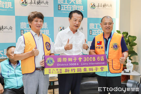 ▲▼   嘉義同鄉會捐助百萬善款助災後重建   。（圖／嘉義縣政府提供）