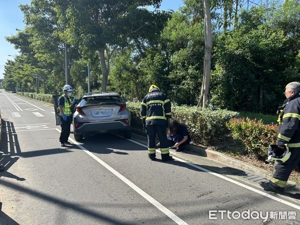 ▲苗栗高鐵特定區今上午發生警車跟休旅車碰撞事故，警車又撞上施工怪手，釀成雙方駕駛輕傷。（圖／記者楊永盛翻攝）