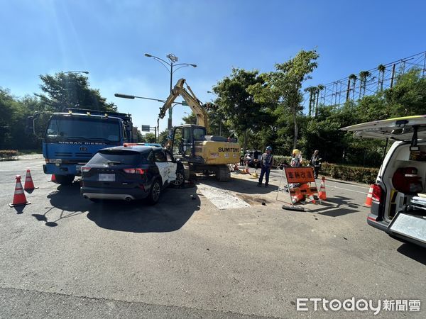 ▲苗栗高鐵特定區今上午發生警車跟休旅車碰撞事故，警車又撞上施工怪手，釀成雙方駕駛輕傷。（圖／記者楊永盛翻攝）