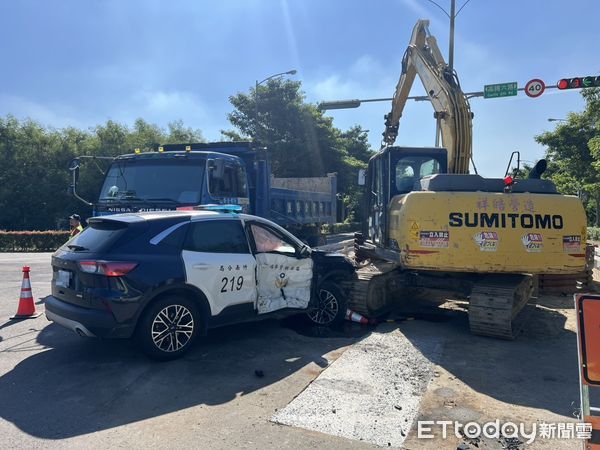 ▲苗栗高鐵特定區今上午發生警車跟休旅車碰撞事故，警車又撞上施工怪手，釀成雙方駕駛輕傷。（圖／記者楊永盛翻攝）