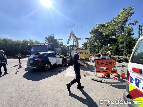 ▲苗栗高鐵特定區今上午發生警車跟休旅車碰撞事故，警車又撞上施工怪手，釀成雙方駕駛輕傷。（圖／記者楊永盛翻攝）