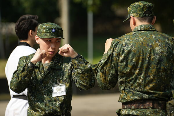 ▲顏佑庭(左)跟潘君倫對打時明顯不在狀況內。（圖／台視與顏佑庭提供）