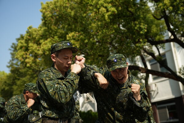 ▲顏佑庭(左)跟潘君倫對打時明顯不在狀況內。（圖／台視與顏佑庭提供）