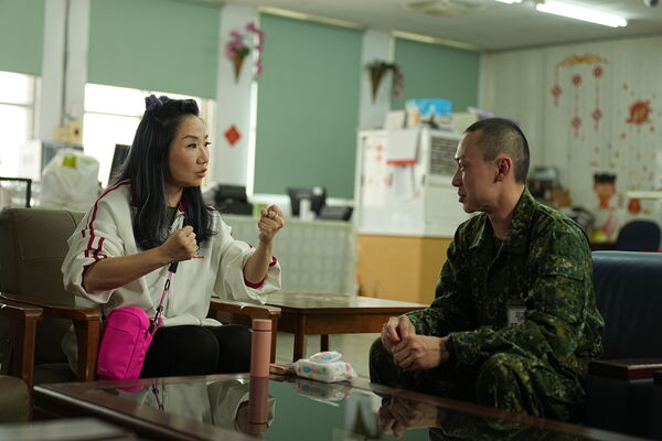 ▲顏佑庭(左)跟潘君倫對打時明顯不在狀況內。（圖／台視與顏佑庭提供）
