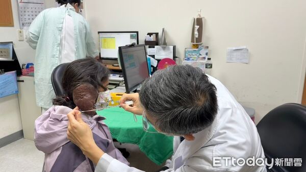 ▲▼  阿莎的主治醫師黃介琦為她做初步的治療評估。 。（圖／嘉義大林慈濟醫院提供）