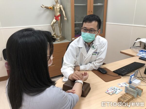 ▲女性年近5旬若出現「月經紊亂」、「潮熱盜汗」、「情緒波動」、「睡眠困擾」、「皮膚乾燥」、「骨質流失」等六大徵兆，很可能是更年期的來到。（圖／門諾醫院提供，下同）