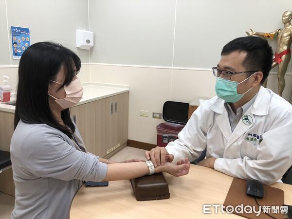 ▲女性年近5旬若出現「月經紊亂」、「潮熱盜汗」、「情緒波動」、「睡眠困擾」、「皮膚乾燥」、「骨質流失」等六大徵兆，很可能是更年期的來到。（圖／門諾醫院提供，下同）