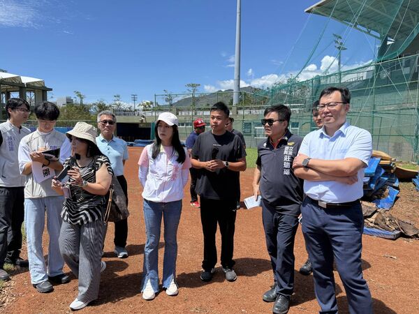 ▲▼楊柳颱風重創台東體中棒球場，陳瑩、莊瑞雄偕體育署長會勘，籲盡速復原讓球員安心受訓。（圖／立委陳瑩國會辦公室提供）