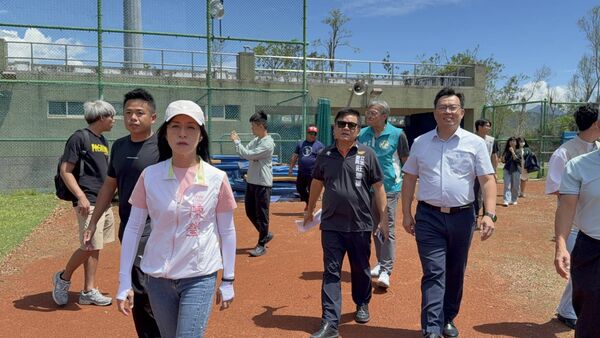 ▲▼楊柳颱風重創台東體中棒球場，陳瑩、莊瑞雄偕體育署長會勘，籲盡速復原讓球員安心受訓。（圖／立委陳瑩國會辦公室提供）