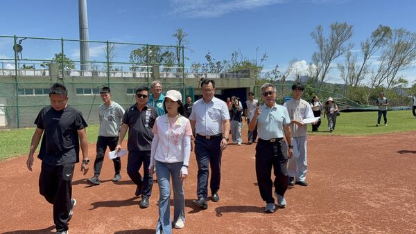 ▲▼楊柳颱風重創台東體中棒球場，陳瑩、莊瑞雄偕體育署長會勘，籲盡速復原讓球員安心受訓。（圖／立委陳瑩國會辦公室提供）