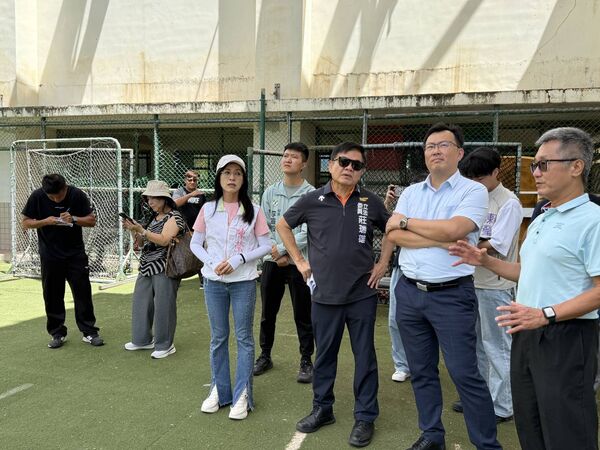 ▲▼楊柳颱風重創台東體中棒球場，陳瑩、莊瑞雄偕體育署長會勘，籲盡速復原讓球員安心受訓。（圖／立委陳瑩國會辦公室提供）