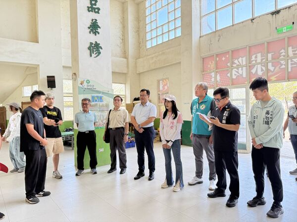 ▲▼楊柳颱風重創台東體中棒球場，陳瑩、莊瑞雄偕體育署長會勘，籲盡速復原讓球員安心受訓。（圖／立委陳瑩國會辦公室提供）