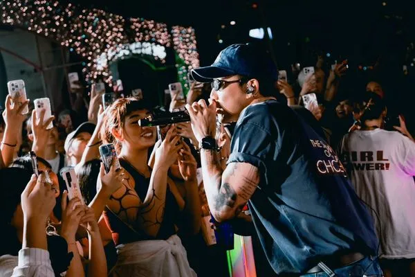 ▲▼ ØZI突擊信義區街頭快閃演出。（圖／RED BULL提供）