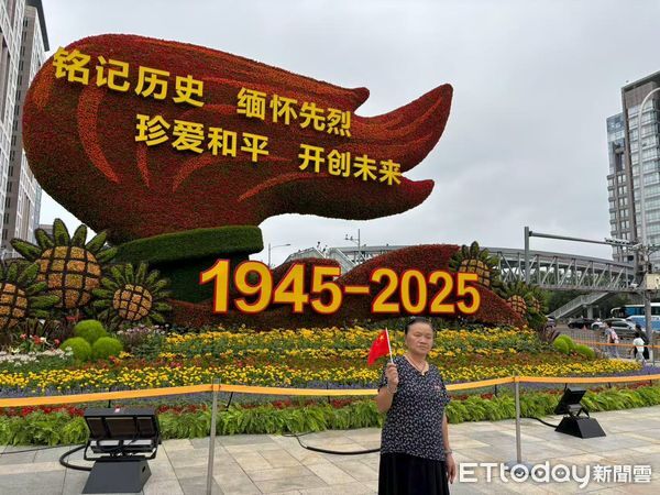 ▲▼大陸紀念抗戰勝利80周年主題花壇已經出現在北京長安街沿線，仍有園藝工人在進行維護。（圖／記者陳冠宇攝）