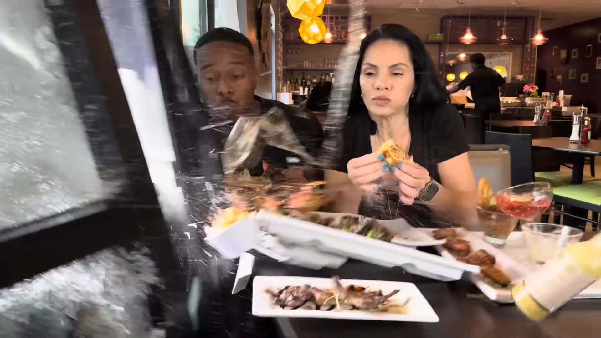 ▲網紅妮娜（Nina Santiago）吃播過程遭撞。（圖／翻攝自Instagram／ninaunrated）