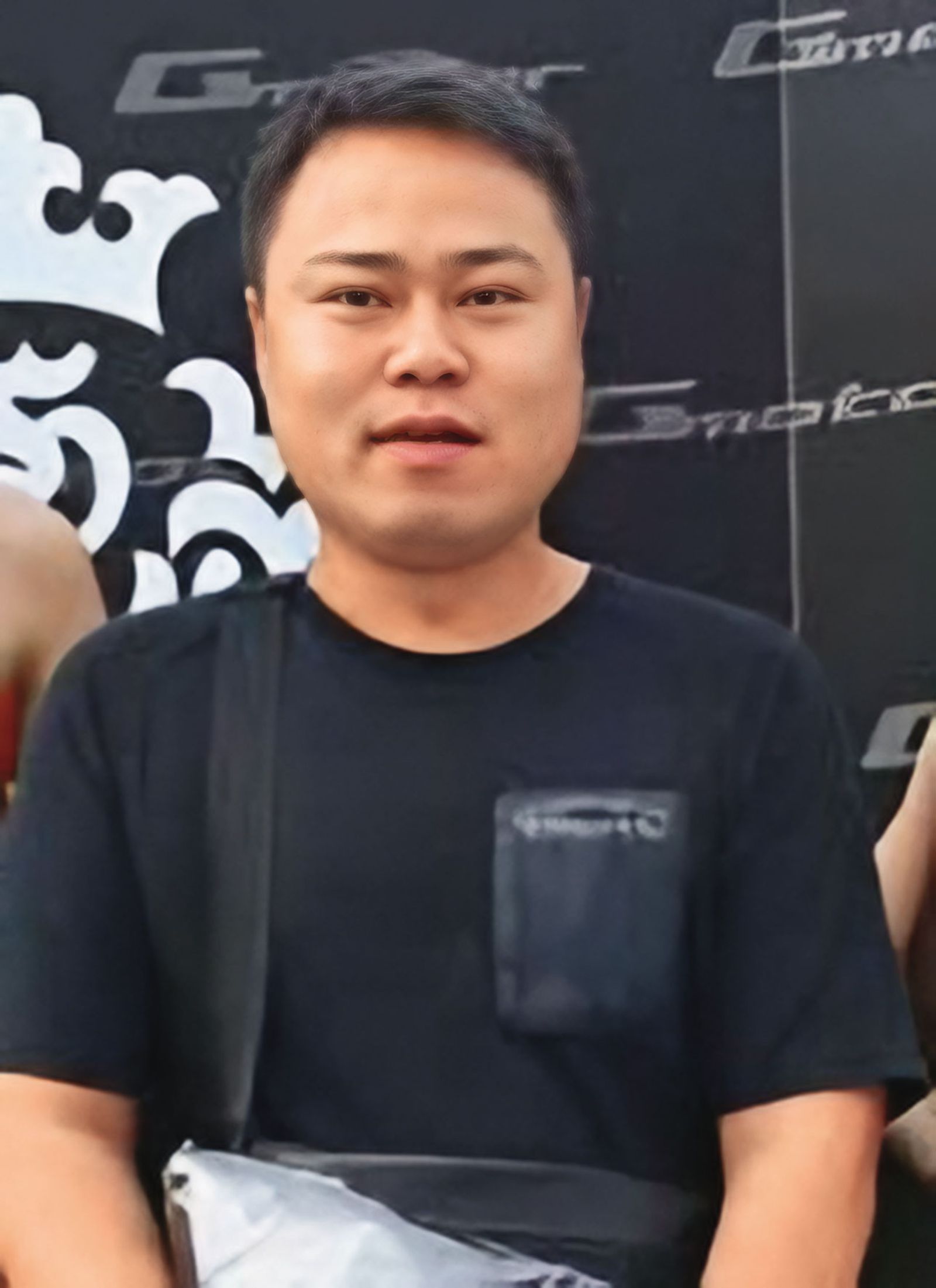 黃「大餅」在搜索前即帶妻小出國，迄今未歸。（翻攝臉書）